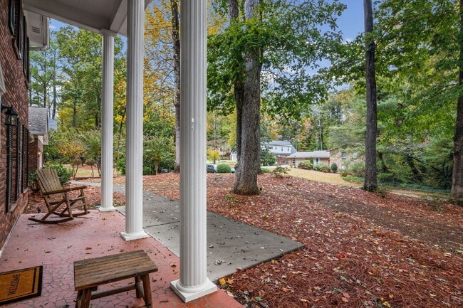 Photo - 815 Sudbury Rd NE