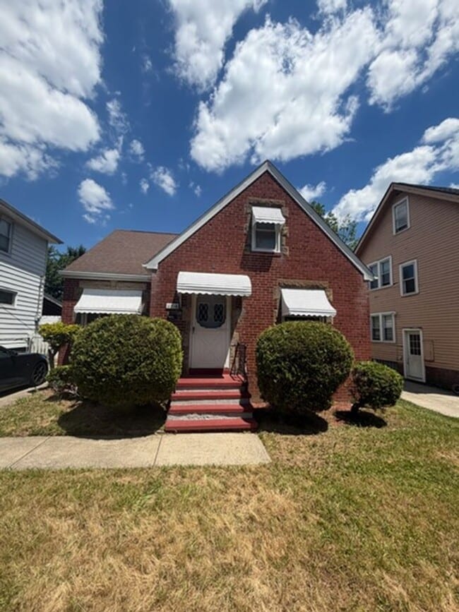 Building Photo - A Single family home with Garage in Garfield Heights