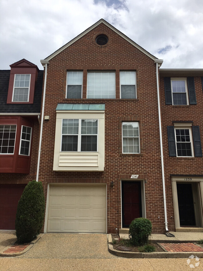 Building Photo - TH with Garage A Block to Braddock Rd Metro Rental