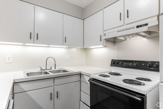 1BD, 1BA - 823SF - Townhouse - Kitchen