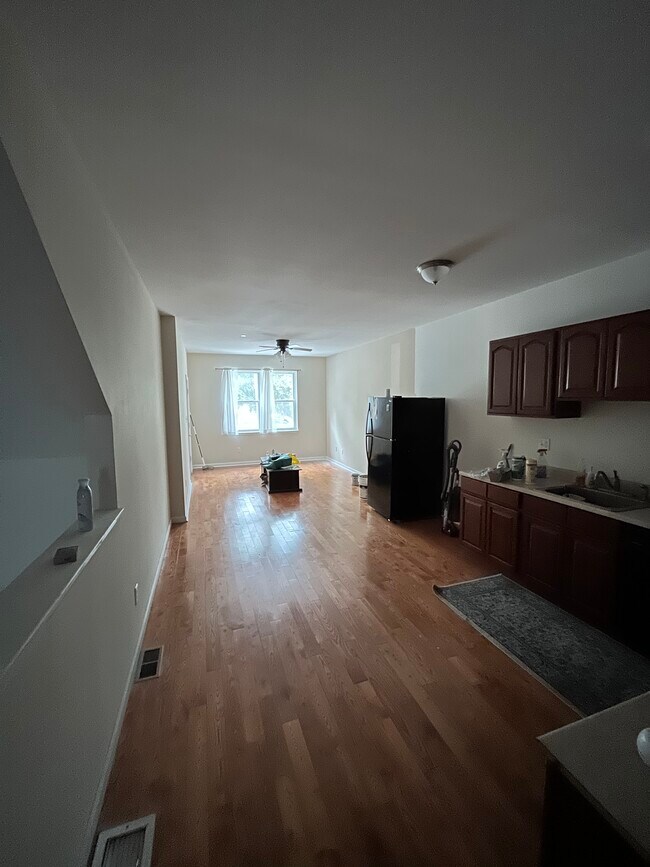 kit/living - 1228 S 45th St