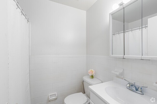 2BR, 1BA - 925SF - Bathroom