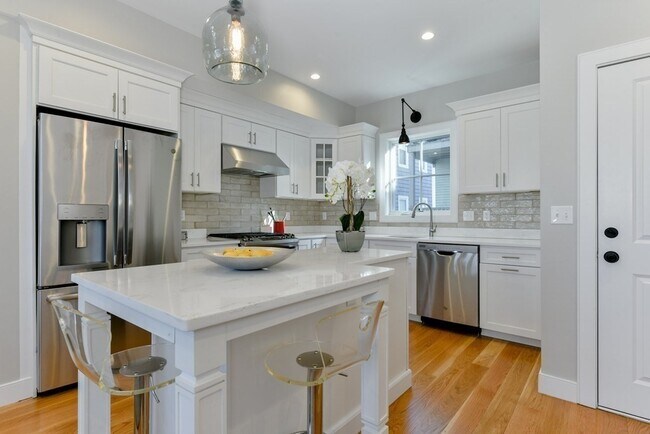 Photo - 145 Stoughton St