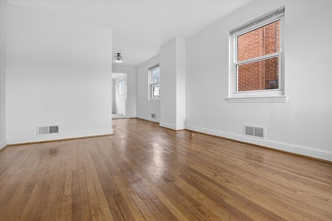 Photo - 4336 Dubois Pl SE