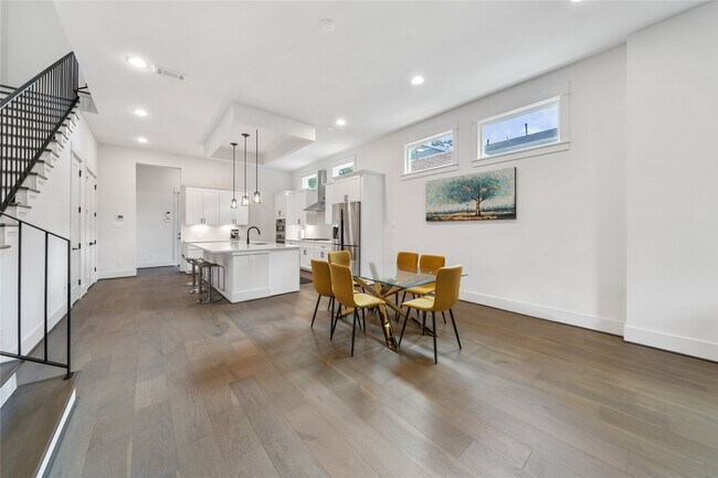 Photo - 620 E 26th St