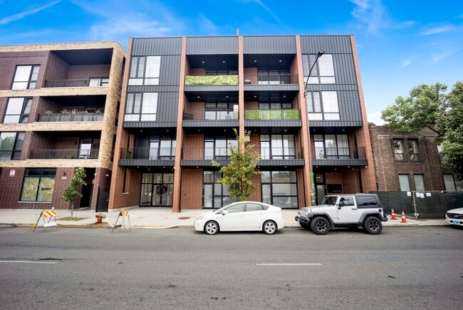Building Photo - 522 N Western Ave