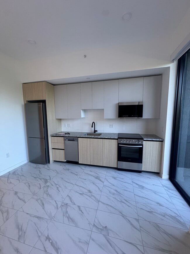 Building Photo - 16051 W Dixie Hwy Unit 622