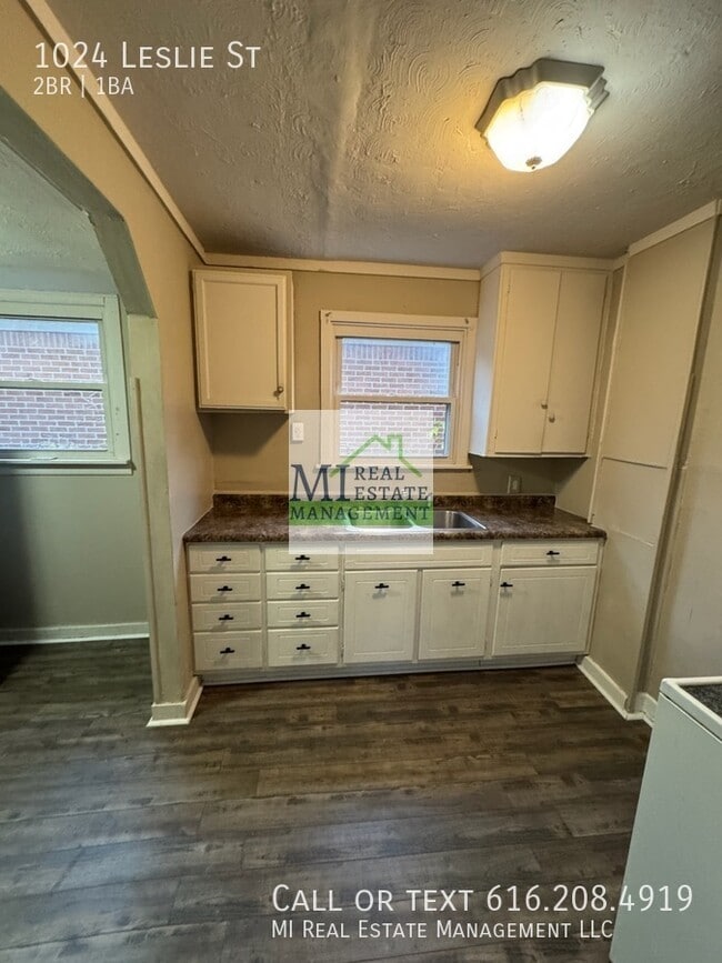 Photo - 1024 Leslie St