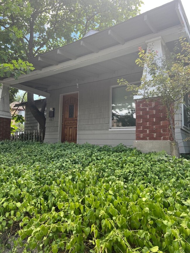 Building Photo - 2 bedroom 1 bath home