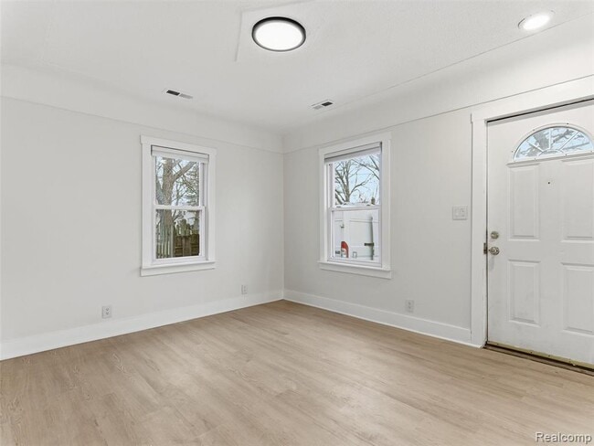 Photo - 335 E Elza Ave