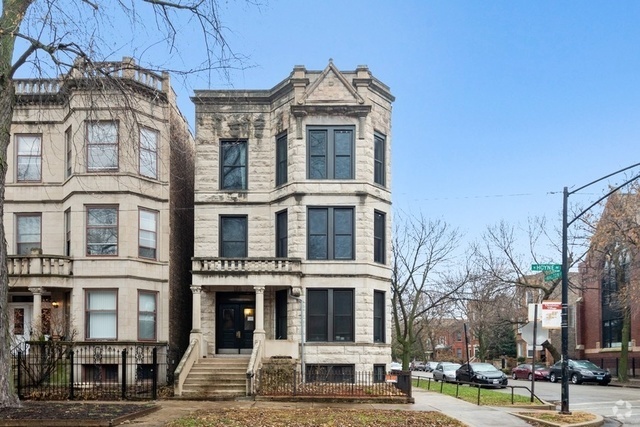 Building Photo - 935 N Hoyne Ave Rental