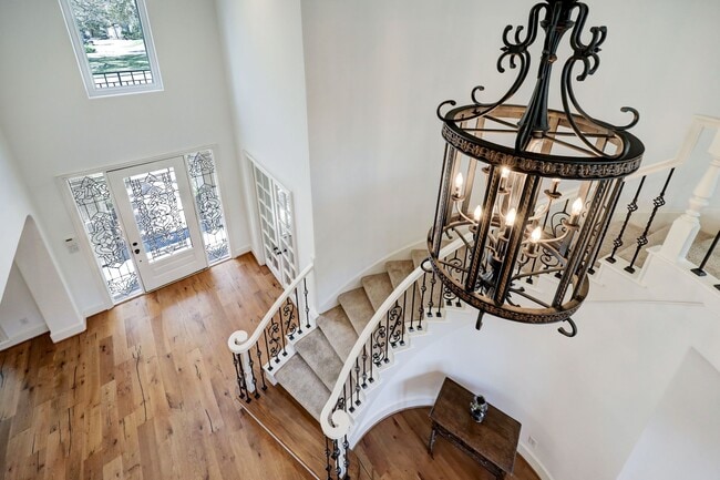 Photo - 1631 Lakeshore Way