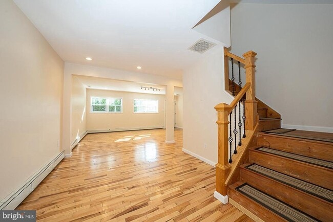 Photo - 6950 Fowler St
