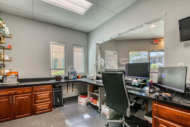 Photo - Move-in ready professional office space fo... Unidad 550 S. Mesa Hills A-4