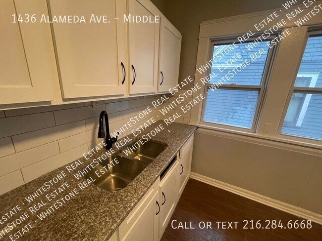 Photo - 2 bedroom apartmet in Lakewood! Unit Middle