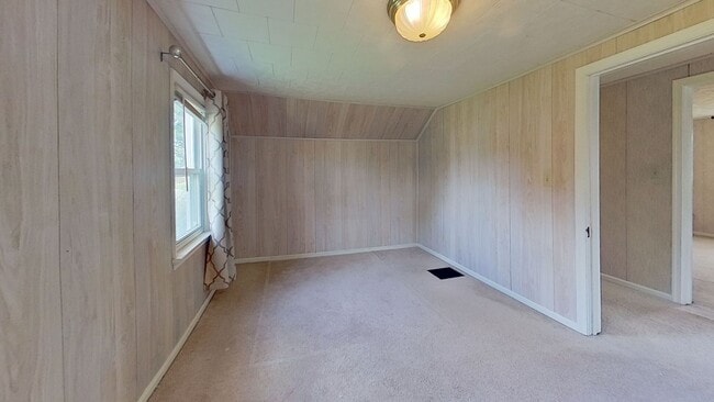 Photo - 129 Loucks St