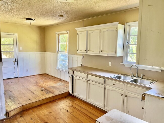 Building Photo - 5967 Byron Ave Rental