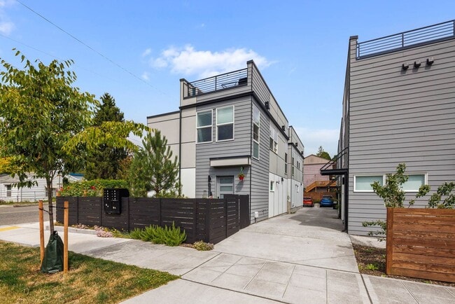 Building Photo - Modern Standalone Townhome with Private Rooftop Deck