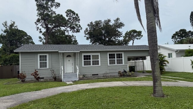 Building Photo - Annual 2 Bedroom + Den / 2 Bath Home – Sar...