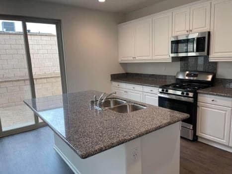 Kitchen - 560 E Vodden St