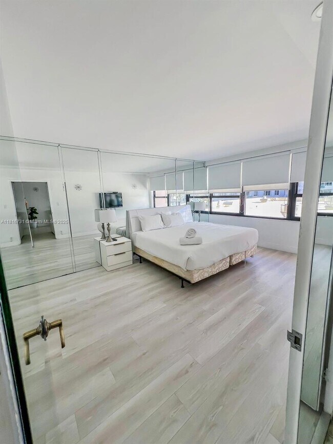 Photo - 5225 Collins Ave Unit 517