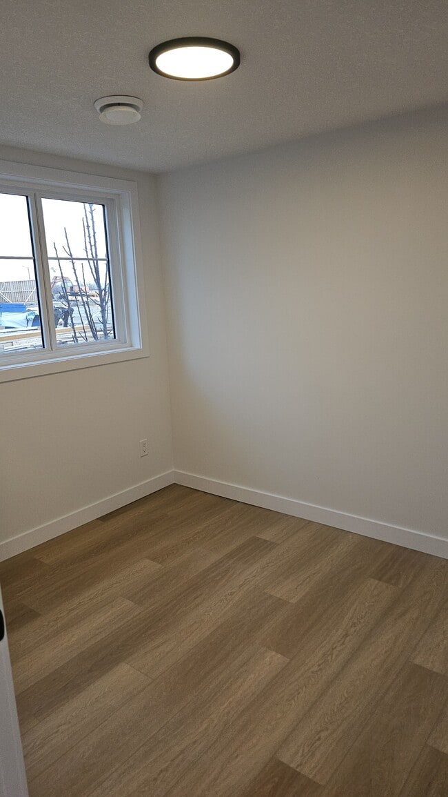 Photo - 18120-18128 28 Ave SW