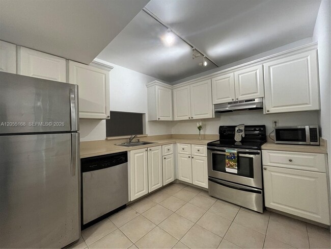 Building Photo - 701 N Pine Island Rd Unit 202