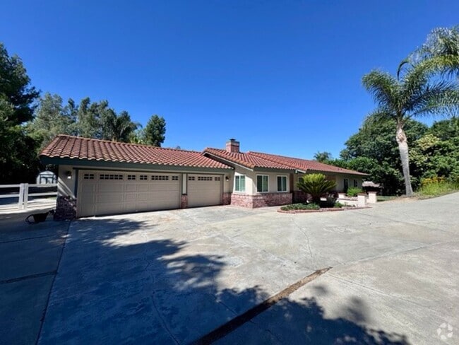 Building Photo - Single-Story Ranch Home with Pool, Spa & S...