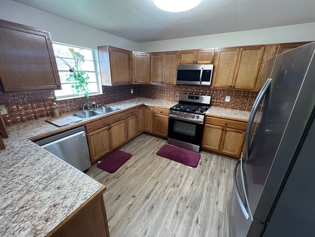Building Photo - 701 Hickory St Rental