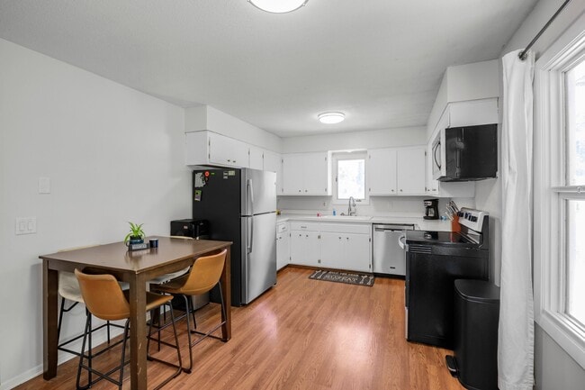 Photo - 2715 Kirkwood Ln N