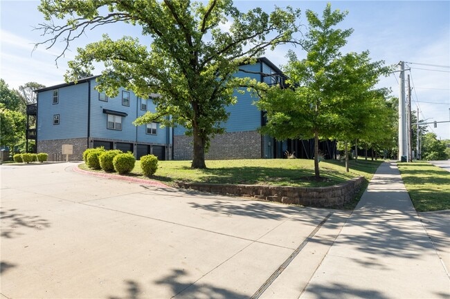 Building Photo - 1975 N Bourbon Dr