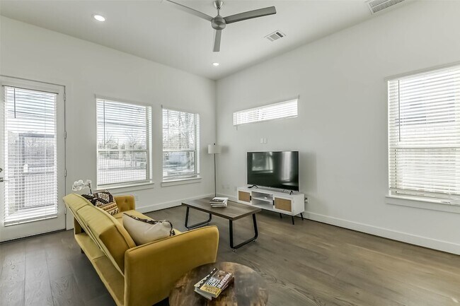 Photo - 308 Queen Sude Ln