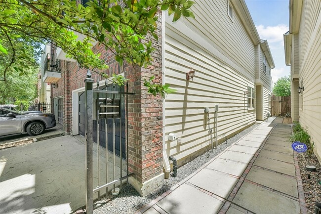 Photo - 652 E 6 1/2 St