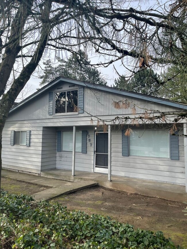 Building Photo - Nice and Bright Rambler near Downtown Kirkland