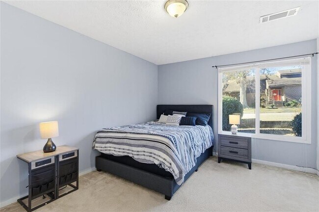 Photo - 1512 Stoneleigh Way