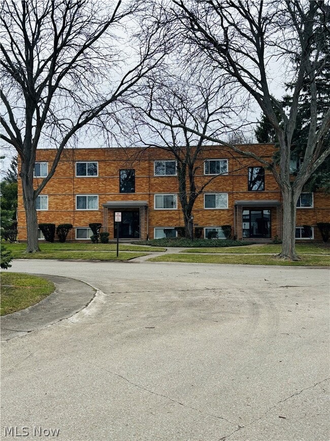 Building Photo - 21045 Southbend Cir Unit 6