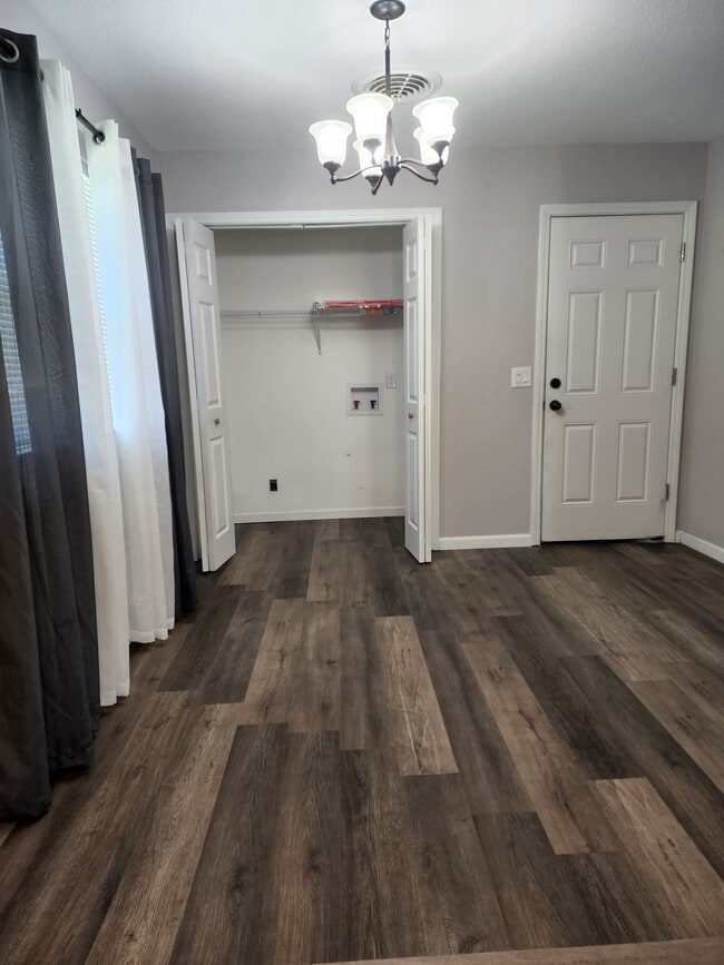 Dining room/laundry - 3324 Arlington St