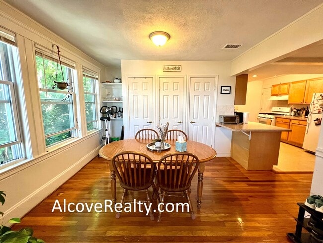 Building Photo - 225 Summer St Unit 3