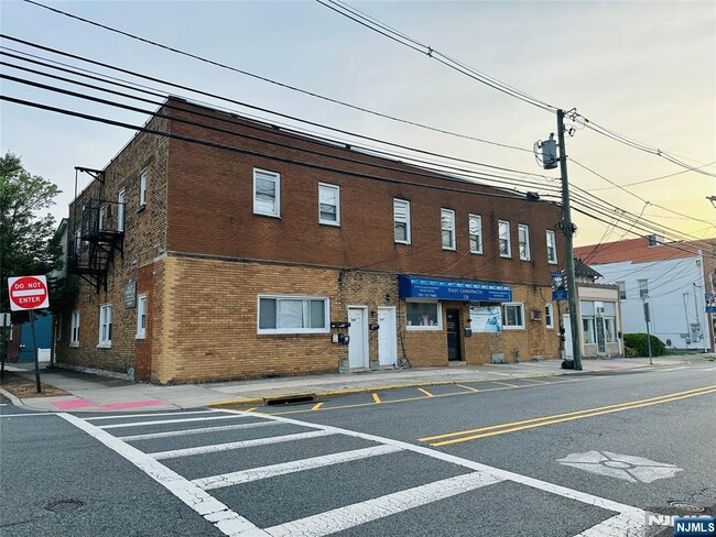 Building Photo - 530 Valley Brook Ave Unit 1-1 Rental