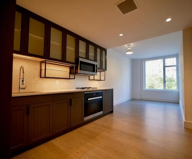 Building Photo - 510 E 14th St Rental