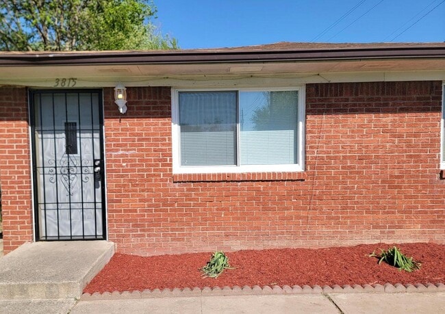 Building Photo - 3815 N Grand Ave Unit 3815