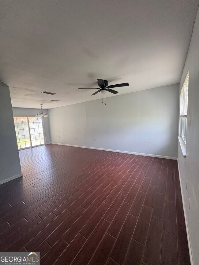 Photo - 542 Chateau Cir