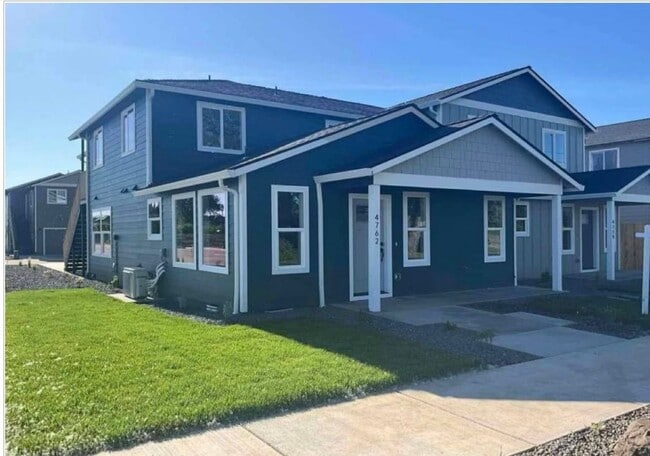 Building Photo - Newer Central Point 3 Bedroom / 2.5 Bath with views of the Table Rock