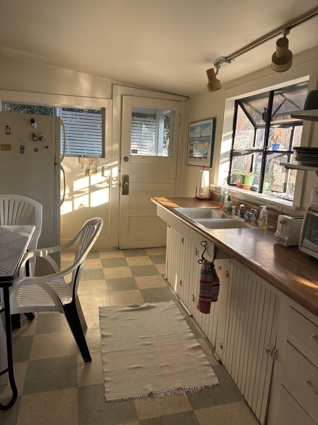 Photo - Cozy Coastal Furnished Cottage by the Paci...
