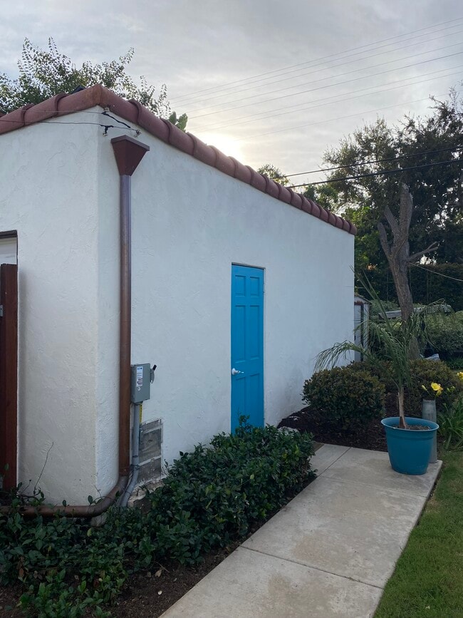 Detached Garage - 4766 Aragon Dr