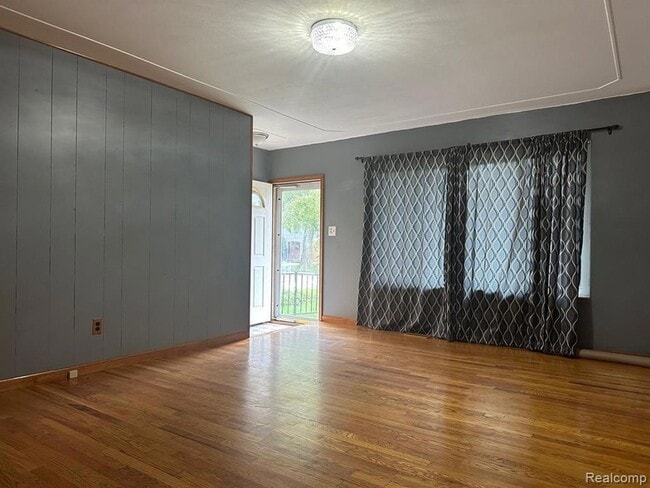 Photo - 29543 Eiffel Ave