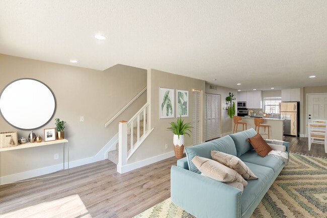 2 habitaciones, 2 baños - 1232 pies cuadrados - Sala de estar - Armature Gate Townhomes