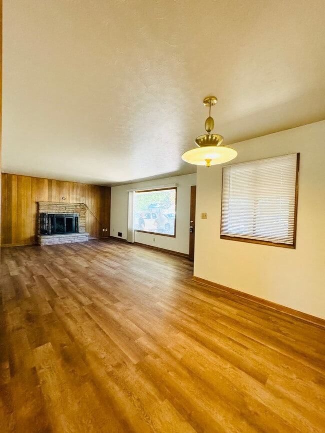 Photo - Spacious 4 bedroom 2 bath Ranch Style House In Fort Collins