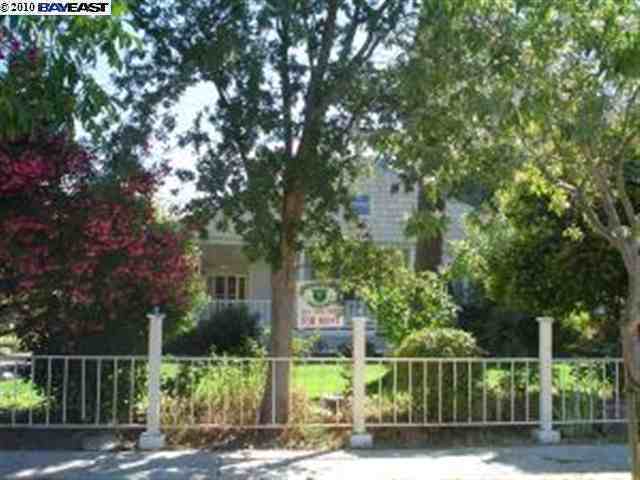 Building Photo - 627 Rose Ave