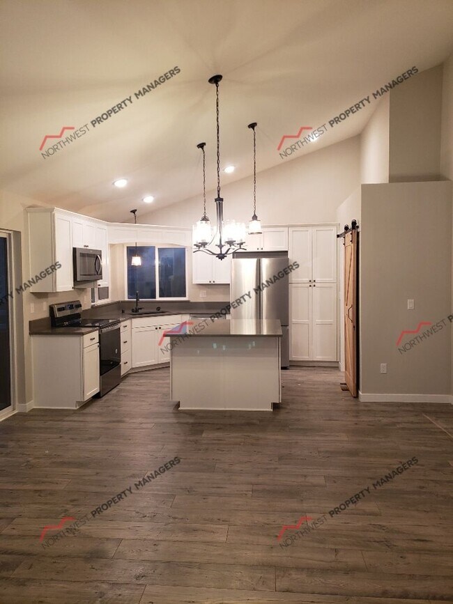 Photo - STATUS: AVAILABLE | R245A | $2095 *** 1 ST FULL MONTH FREE - MOVE IN SPECIAL!!!